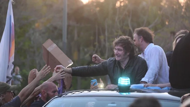 Milei en campaña en Santa Fe y Entre Ríos: pidió no tirar a la basura todo el esfuerzo