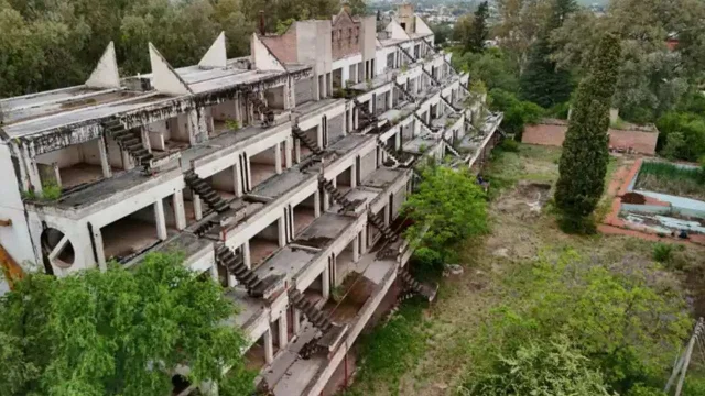 Así es el imponente hotel fantasma que subastan en medio de un paisaje turístico argentino