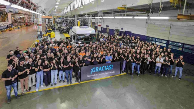 Mercedes Benz se despide de Virrey del Pino y migra a la nueva planta
