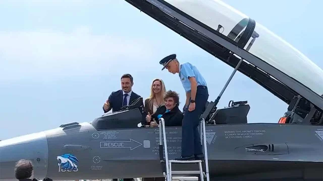 Javier Milei resaltó la llegada de los aviones F-16 a la Argentina: Es un día histórico para el país
