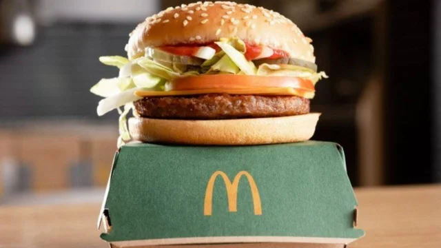 Esta red de estaciones de servicio empezará a vender hamburguesas McDonald's y empanadas Mi Gusto