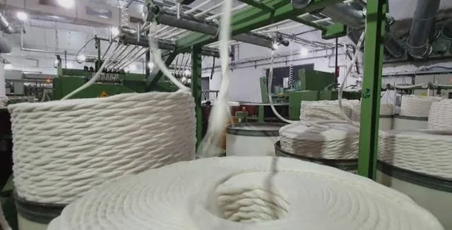 Rollo de hilos en una fábrica textil
