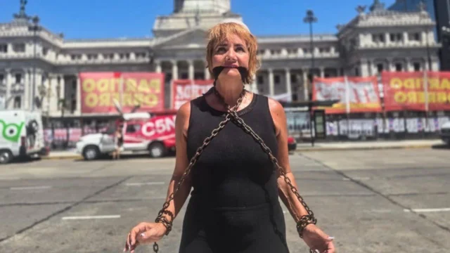 VIDEO | Nancy Pazos se encadenó y amordazó frente al Congreso en contra de la reforma laboral