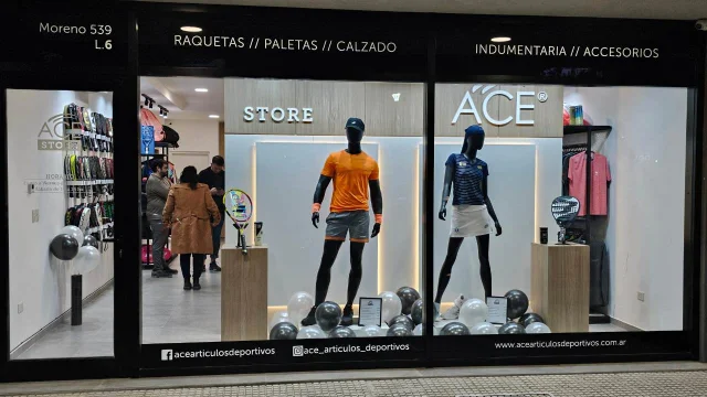 ACE, la marca que vende todo lo que el pádel y el tenis necesitan, sale a buscar franquiciados en todo el país