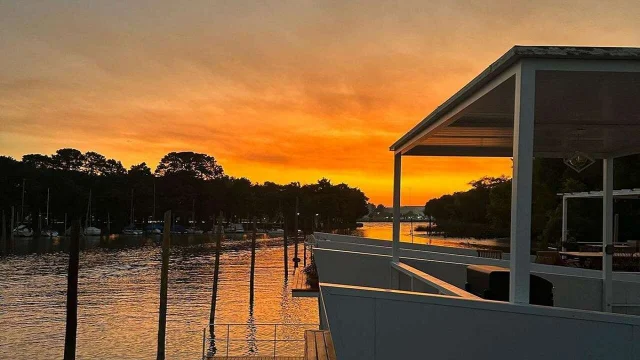 ¿Harto del cemento? El refugio flotante en el Delta que los locales no quieren que veas