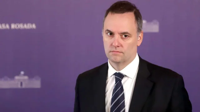 Adorni ya suma 5 denuncias por llevar a su esposa en el avión presidencial y por el viaje a Punta del Este