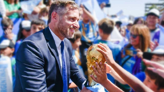 Los llamativos vínculos del intendente de Pilar, Federico Achával, con Betwarrior, empresas de servicios y hasta Chiqui Tapia