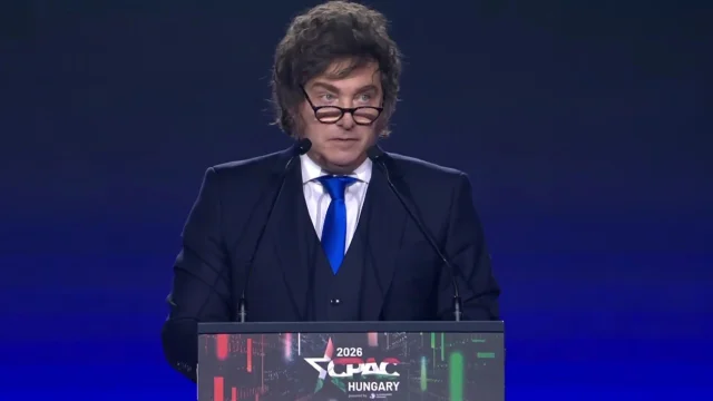 Javier Milei respaldó a Manuel Adorni tras la polémica por sus viajes: Turbias operetas de la política