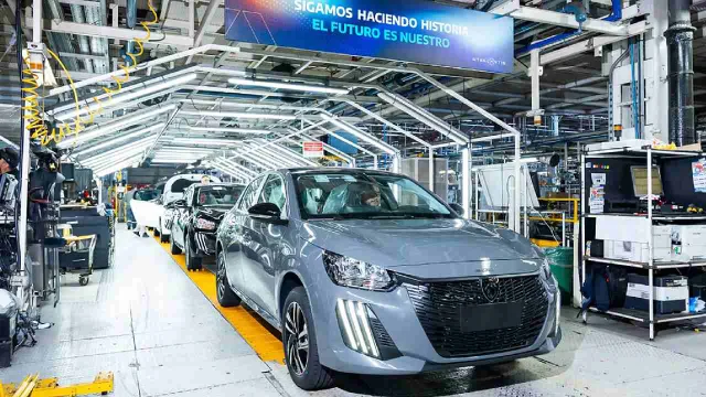 Peugeot cancela un turno en su planta, lanza plan de retiros voluntarios y hay alerta entre proveedores
