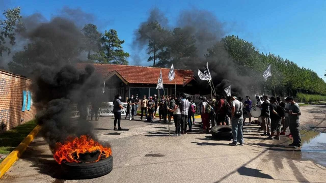 VIDEO | Protestas contra Adorni en la puerta del country en donde vive: la reacción del jefe de Gabinete