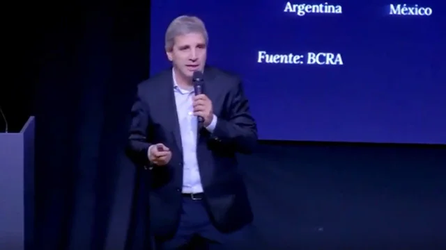 VIDEO | El exabrupto de Caputo: A los que piden devaluar me dan ganas de cagarlos a patadas en el culo