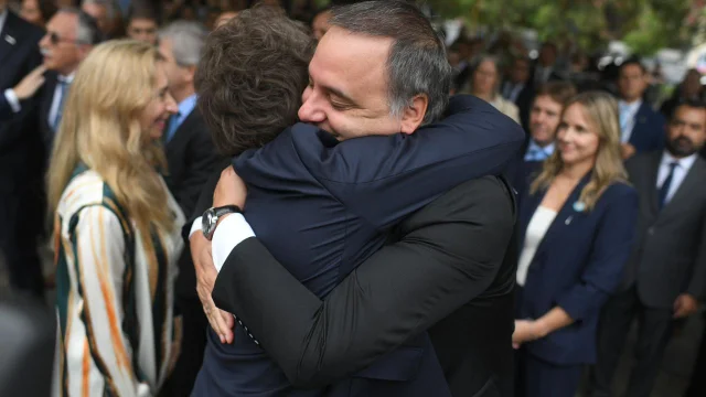 Abrazo presidencial de Milei a Adorni blindó su imagen y desafió acusaciones judiciales