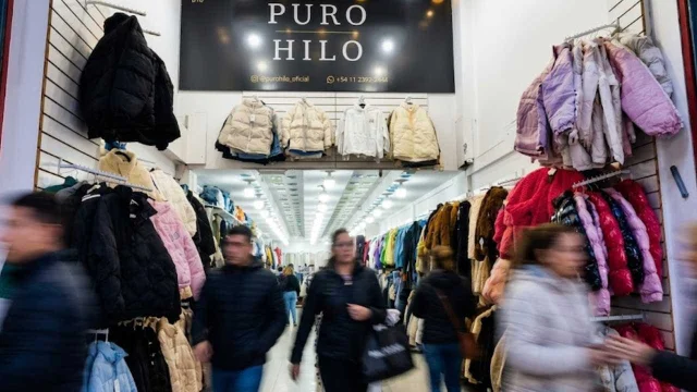 Emprendedor abrió local de ropa y se hizo furor por sus precios imposibles: buzos a $5.000 y remeras a $2.300