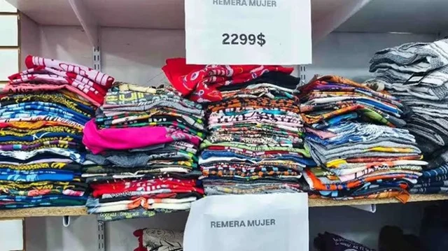 Fenómeno viral sacude Once: un outlet donde las remeras cuestan $2.200, los buzos $4.000 y las camperas $20.000