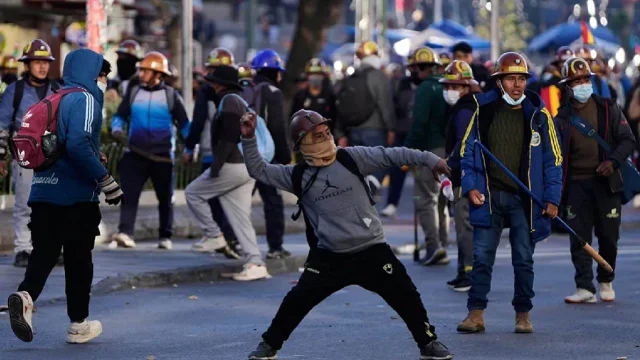 VIDEO | Crisis en Bolivia: violentos enfrentamientos sacuden La Paz y exigen la renuncia del presidente