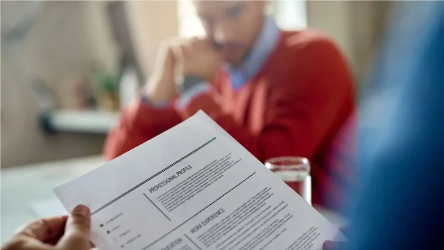 El empleo registrado volvió a caer y acumula 337.365 puestos menos desde 2023