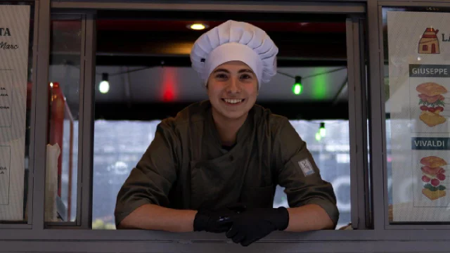Emprendedor prodigio: tiene apenas 16 años y es dueño de 2 locales de focaccia que son un éxito