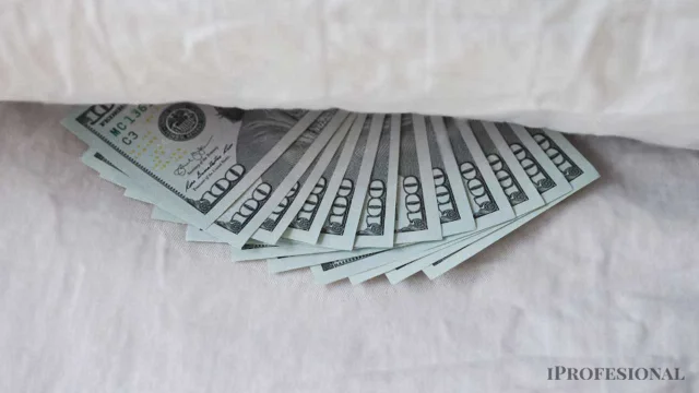 Los que encanutaron dólares bajo el colchón por 10 años perdieron casi 30% de poder de compra