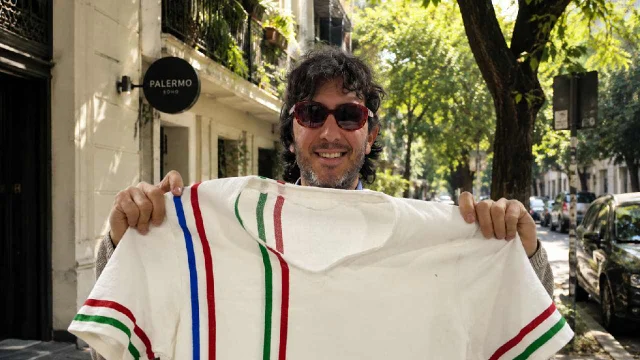Hace ropa de diseño con trapos rejilla y repasadores y tiene local en Palermo: ¿genio o puro marketing?