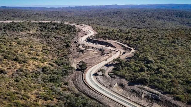La ruta turística de Argentina que está siendo pavimentada en medio de la montaña