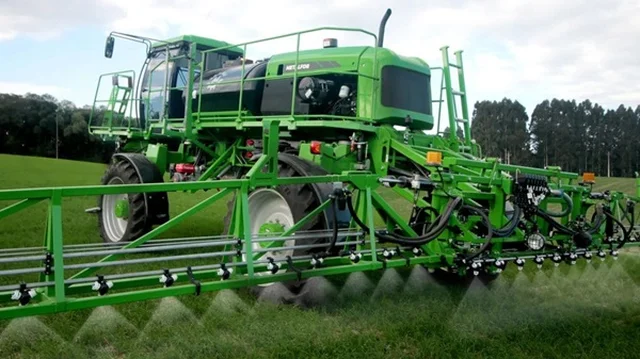 Una cosechadora agrícola de la empresa Metalfor en un campo