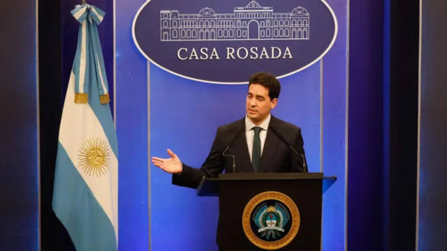El Gobierno dijo que se terminó la salud gratis y justificó el cobro a extranjeros