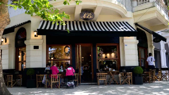 Famosa cadena de cafeterías tiene 175 cheques rechazados, perdió franquicias y sufre dos pedidos de quiebra