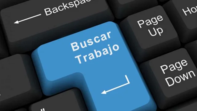 Teclado de una computadora con una tecla que dice buscar trabajo - Imagen de archivo