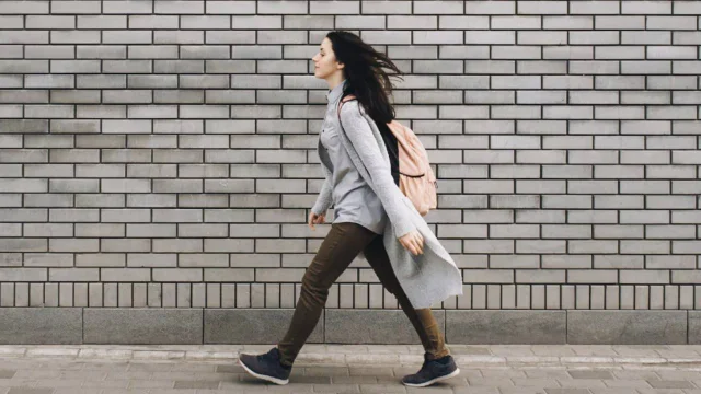 Caminar después de comer, el hábito que regula la glucosa y acelera el metabolismo
