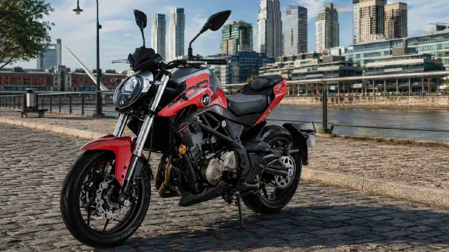 Moto QJ Motor en una calle de Puerto Madero. Imagen generada con IA