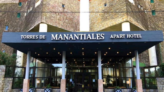 Una imagen del frente del edificio de Torres de Manantiales