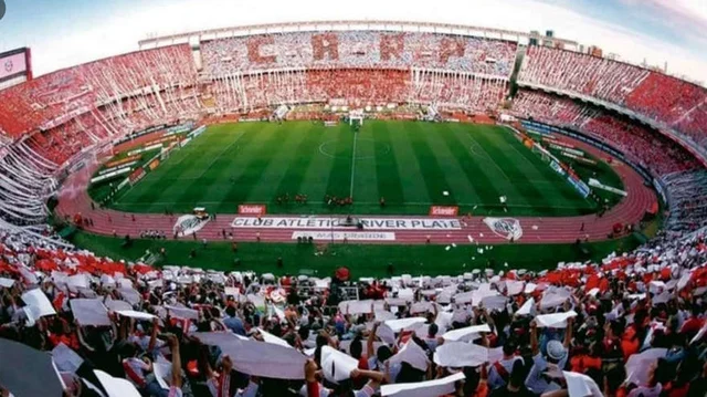 El Estadio Monumental lleno de hinchas de River Plate, con banderas y el campo de juego al centro