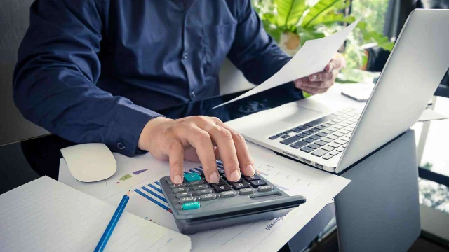 ¿Cuántas horas trabajan por mes los argentinos solo para pagar impuestos a ARCA?