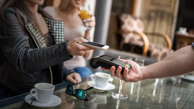 Las billeteras virtuales de Google y Apple te regalan plata por pagar desde el celular: ¿cuánto podés ganar?