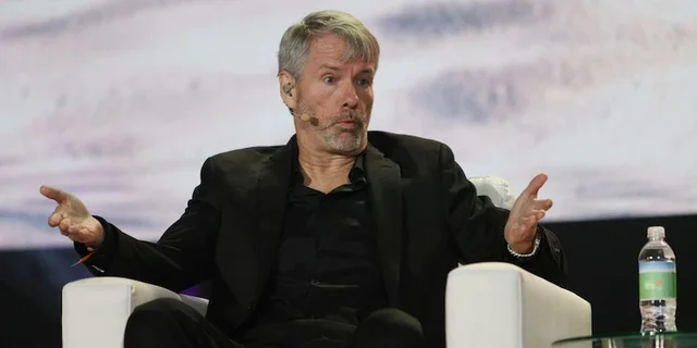 MicroStrategy redefine la inversión corporativa: acumula más Bitcoin y un lugar en el Nasdaq 100