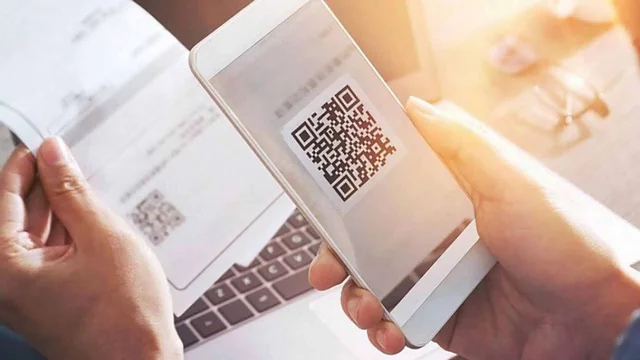 Usuario escanea con su celular el QR de una factura