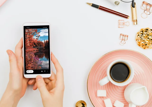 El truco viral para transformar tu celular en un proyector con algo que tenés en casa