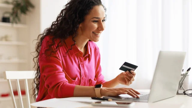 Este gigante de viajes anuncia el pago en dólares con tarjeta de débito: de cuál se trata