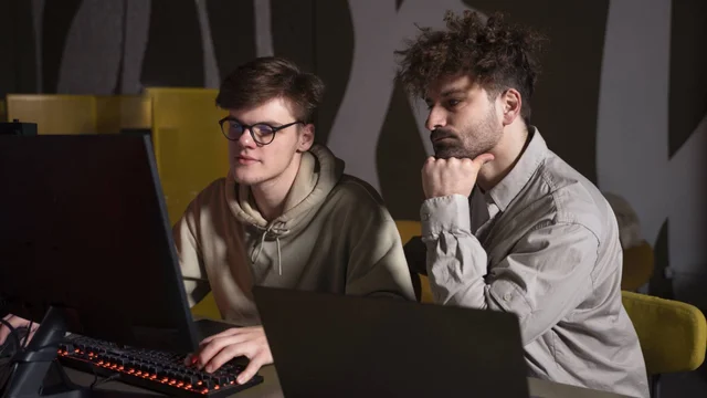 Gratuitos, certificados y sin salir de tu casa: 4 cursos con salida laboral para aprender programación