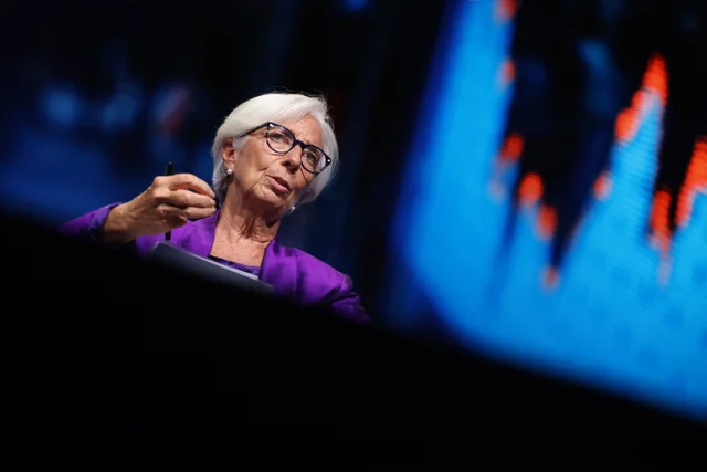 Christine Lagarde, presidenta del BCE, participa de una conferencia mientras observa gráficos económicos