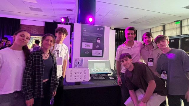 Tienen 17 años y crearon un dispositivo con IA llamado DIN para que las personas con parálisis se comuniquen