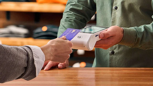 Las tarjetas bimonetarias debutan esta semana: cómo pagarás en dólares y cuotas