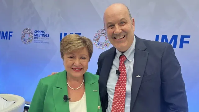 Sturzenegger sorprendió a Georgieva con un curioso regalo: un pin de motosierra