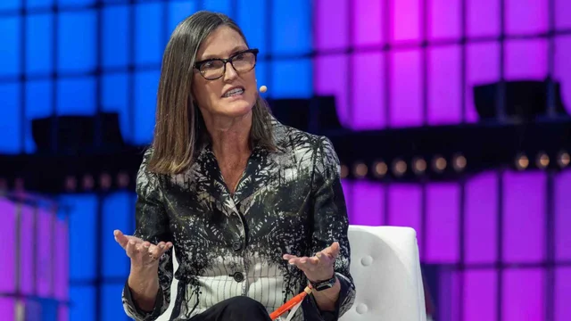 Cathie Wood ajusta su táctica en el sector cripto y aconseja salir de dos compañías