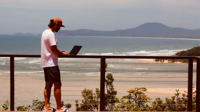 Es argentino, creó Job Surfers y ayuda a nómades digitales a encontrar el trabajo de sus sueños