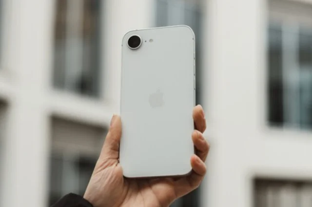 Cómo es el nuevo iPhone barato que llegó a Argentina y cómo comprarlo en pesos y en cuotas