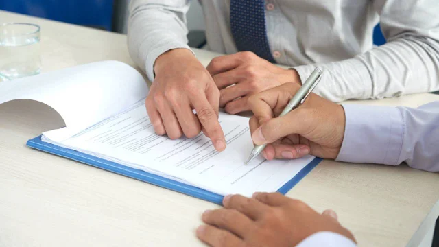 mano firmando un documento