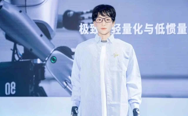 ¿Cómo es Xueba 01, el primer robot chino que irá a la universidad?