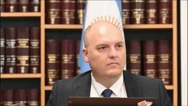 Escándalo judicial en Chubut: un juez usó IA para redactar una sentencia y no borró las instrucciones