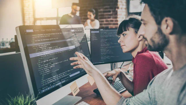 ¿Conseguir trabajo parece imposible? el programa gratuito del Santander y el ITBA para aprender a programar y ganar en dólares